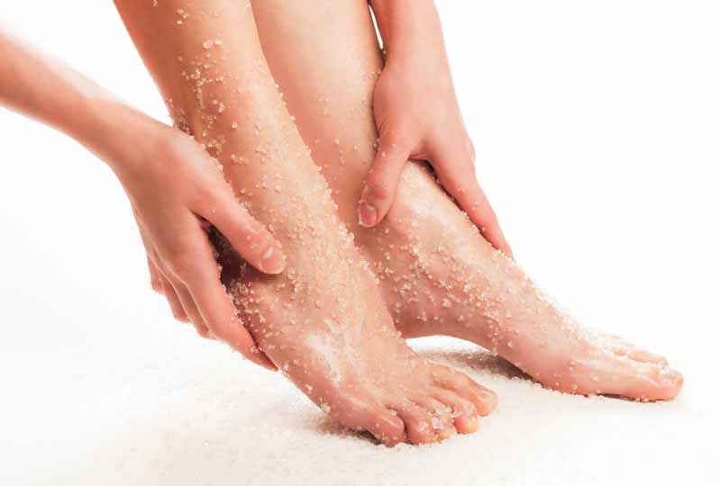 Đôi bàn chân cũng cần được tẩy da chết, làm sạch thường xuyên