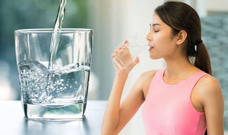 Cần uống đủ nước sẽ giúp bù lại năng lượng ẩm đã mất trong quá trình chăm sóc da sau laser 