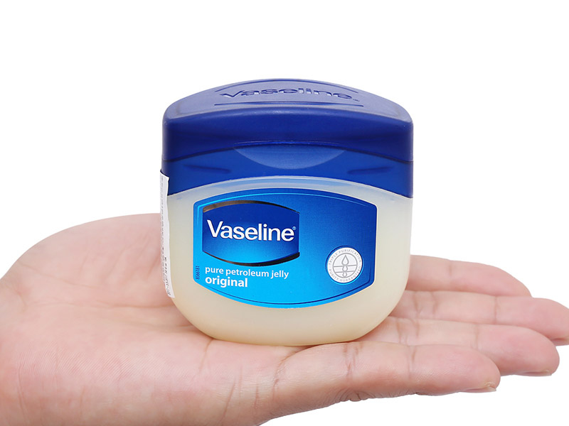 Vaseline được coi là cứu tinh cho làn da nứt nẻ
