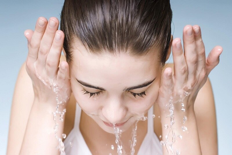 Rửa mặt là bước chăm sóc da đầu tiên và quan trọng trong quy trình chăm sóc da mặt mụn