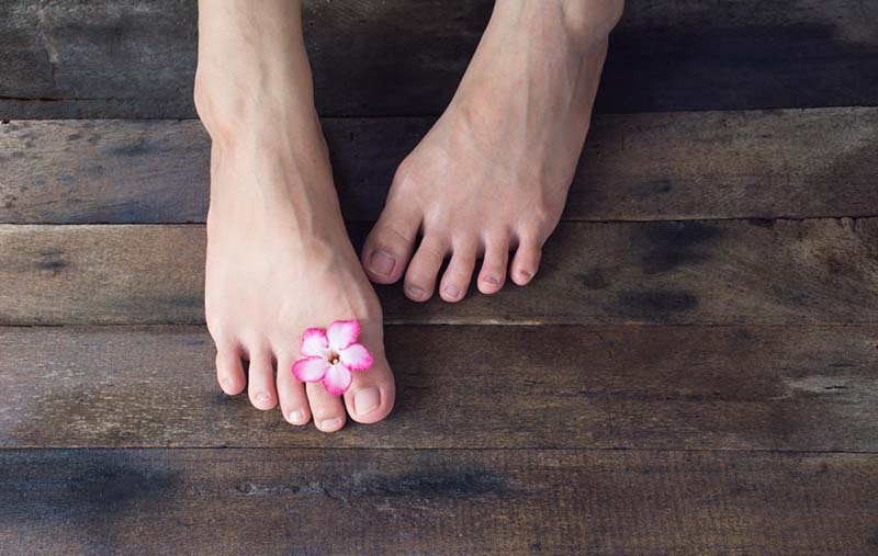 Khi móng chân bị bật bạn cần phải nhanh chóng sát trùng vết thương để tránh gây nhiễm trùng