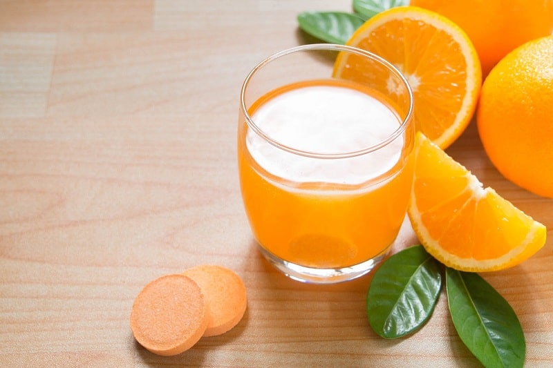 Nên sử dụng vitamin C vào buổi sáng sau khi ăn