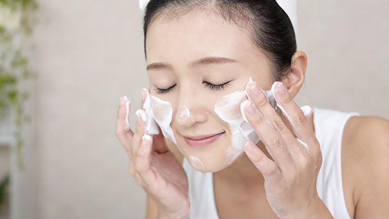 Tẩy trang và rửa mặt là một bước quan trọng trong quy trình chăm sóc da mụn ẩn