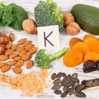 Vitamin K là gì? Tác dụng, biểu hiện thiếu hụt và cách bổ sung
