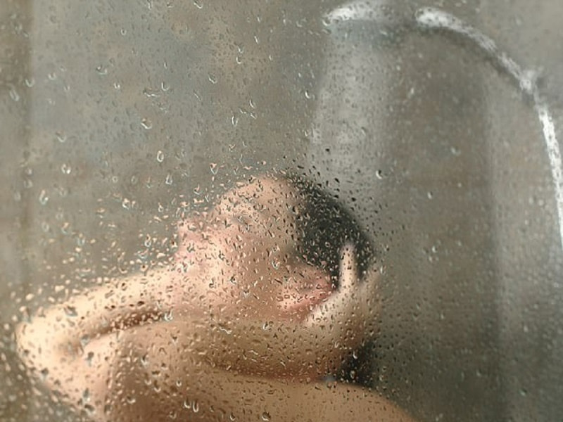 Tắm nước nóng trước khi đi ngủ khoảng 2 tiếng sẽ giúp bạn thoải mái và dễ ngủ hơn.