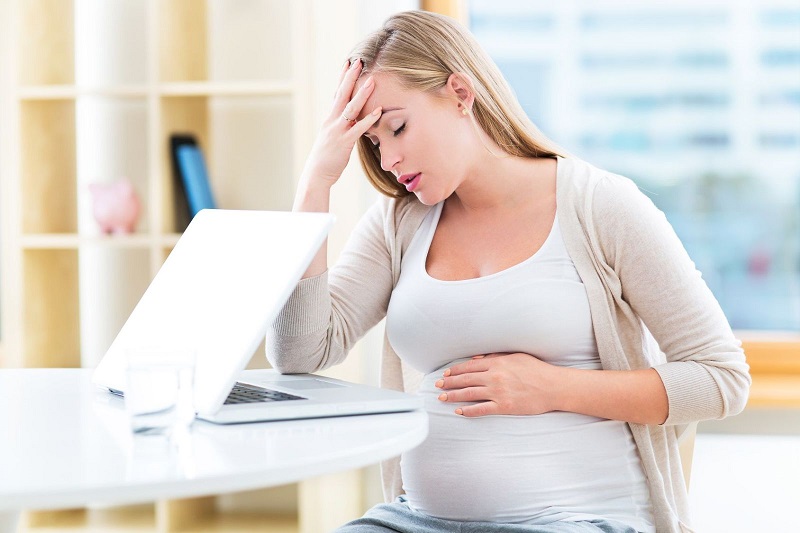 Đau đầu buồn nôn là những triệu chứng thường thấy trong giai đoạn ốm nghén của mẹ bầu