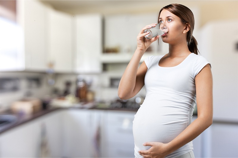 Nước uống rất quan trọng với mọi người, đặc biệt là phụ nữ mang thai, chính vì vậy mẹ bầu cần bổ sung đầy đủ lượng nước cần thiết mỗi ngày