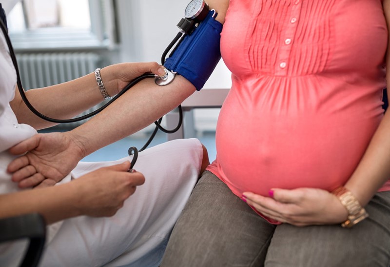 Huyết áp cao trong thai kỳ sẽ gây nhiều biến chứng nguy hiểm cho mẹ bầu, trong đó có tiền sản giật
