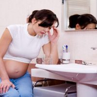 Đau đầu buồn nôn khi mang thai có sao không? Điều trị thế nào?