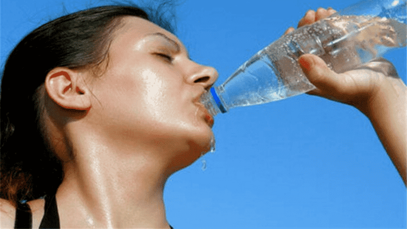 Uống nước đầy đủ sẽ giúp bạn tránh được những cơn đau đầu khó chịu.