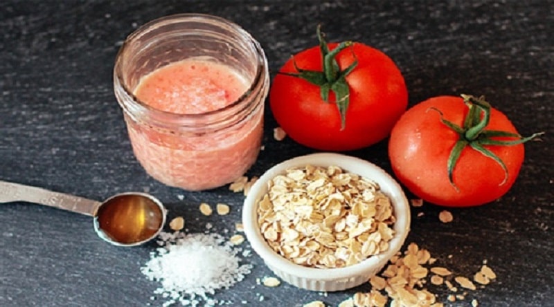 Sử dụng bột yến mạch với cà chua cũng mang lại hiệu quả 