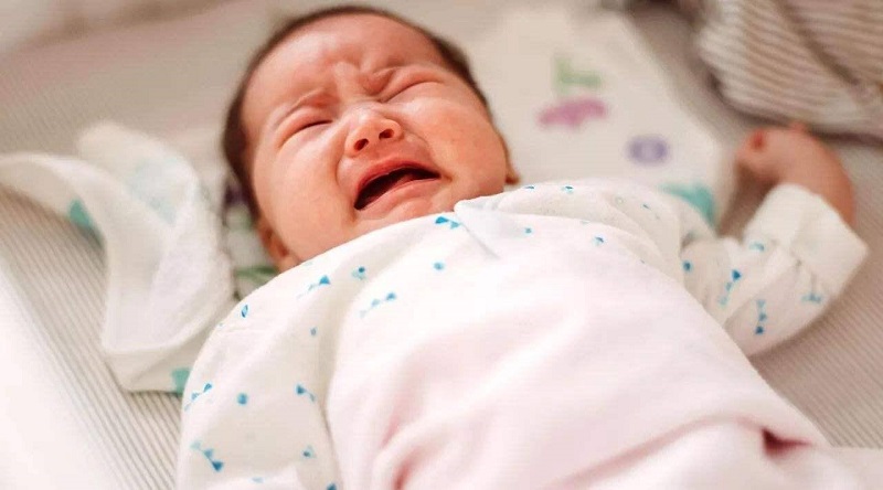 Khi bị khó ngủ trẻ thường có biểu hiện quấy khóc, ngủ không sâu giấc
