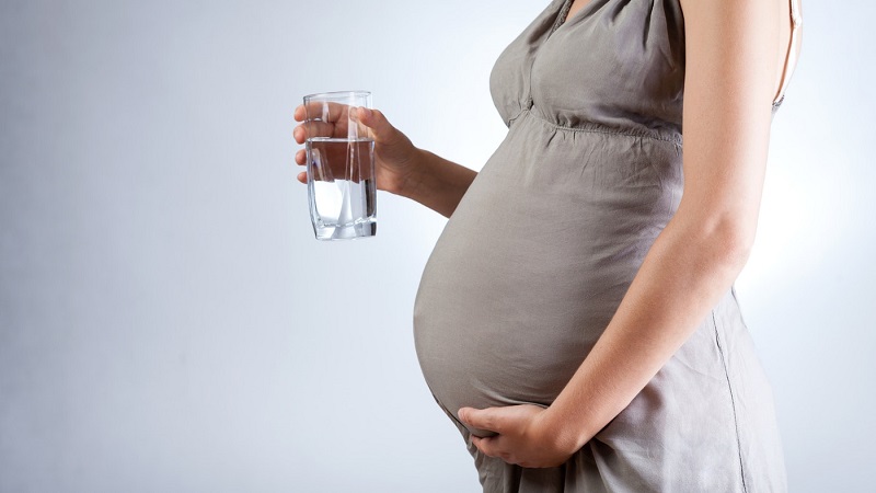 Trong thời gian mang thai các chị em cần uống nhiều nước để phòng ngừa bệnh trĩ