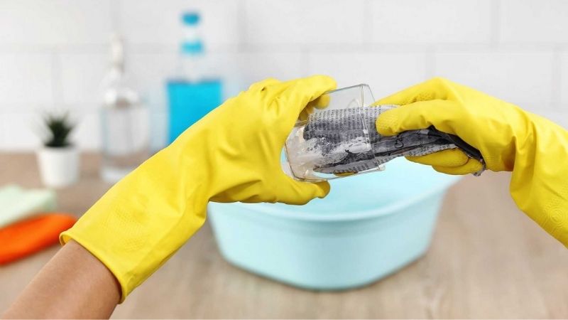 Đeo gang tay để tránh các hóa chất tẩy rửa gây hại