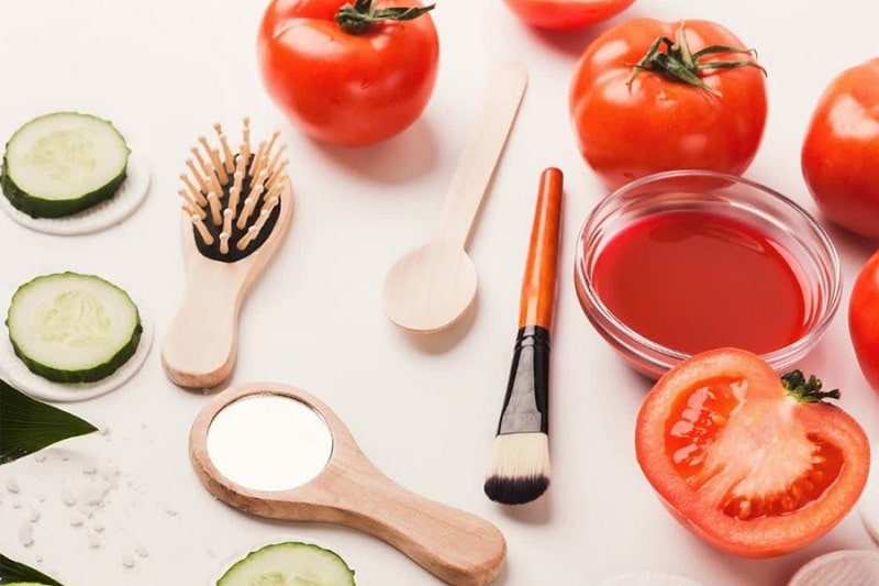 Đắp mặt nạ cà chua là cách cực kỳ đơn giản để cải thiện da