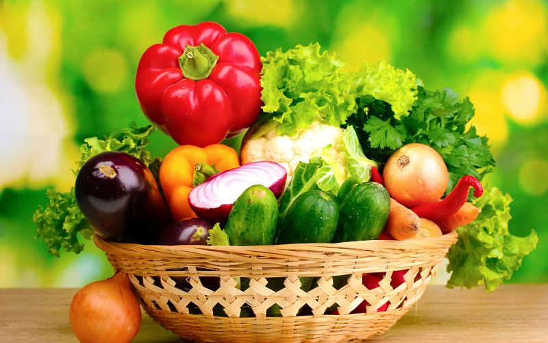 Ăn nhiều rau và trái cây để da phục hồi nhanh chóng sau nặn mụn