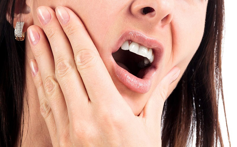 Sử dụng sản phẩm hỗ trợ và thuốc trị ê buốt răng cần chỉ định nha khoa