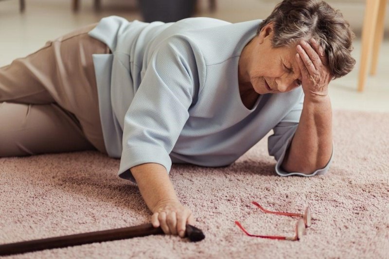 Hạ huyết áp tư thế rất nguy hiểm với người cao tuổi