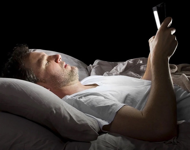 Sử dụng thiết bị điện tử khiến bạn bị mất ngủ thường xuyên