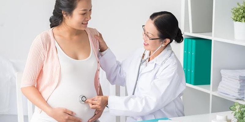 Để đảm bảo an toàn cho thai nhi trong suốt thai kỳ, mẹ nên thăm khám bác sĩ đều đặn