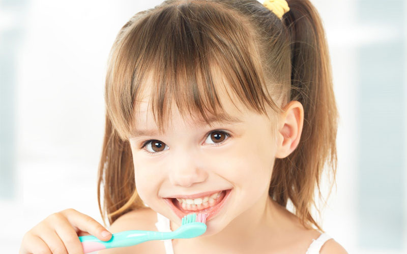 Hướng dẫn trẻ đánh răng sau khi ăn, hoặc ít nhất là 2 lần/ngày
