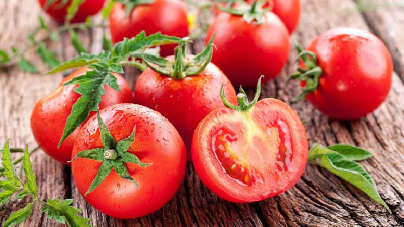 Đắp mặt nạ hoặc uống nước cà chua giúp bạn có làn da khỏe mạnh hơn