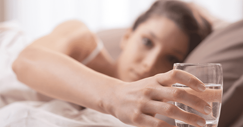 Hãy uống thêm nước sau khi uống rượu để làm giảm bớt nồng độ của chúng trong dạ dày