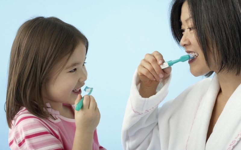 Với các bé đã có thể tự đánh răng, ba mẹ nên hướng dẫn con cách dùng bàn chải