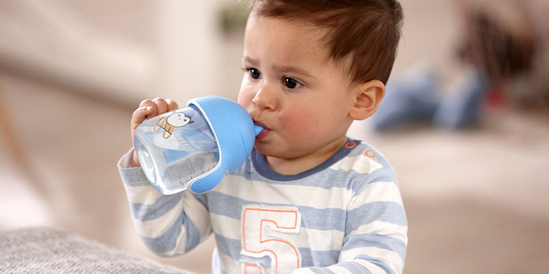 Cho bé uống đủ nước để phòng nhiệt