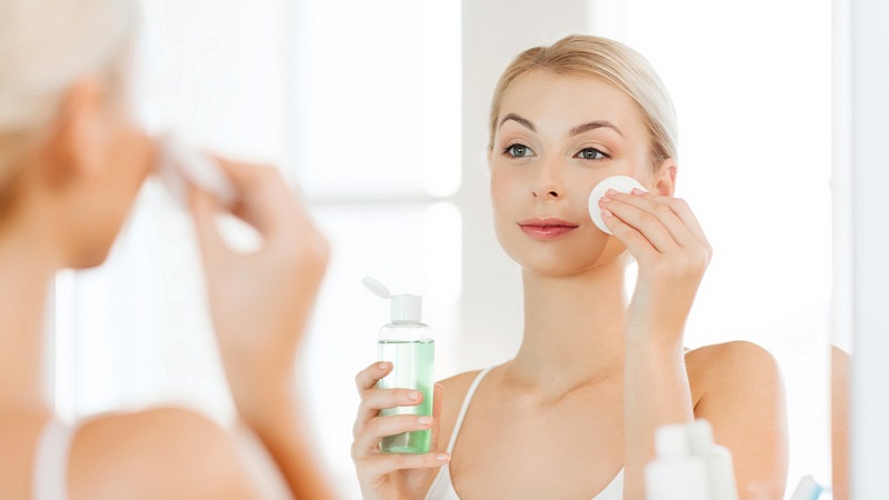 Sử dụng các sản phẩm chăm sóc da lành mạnh để ngăn ngừa mụn tái phát