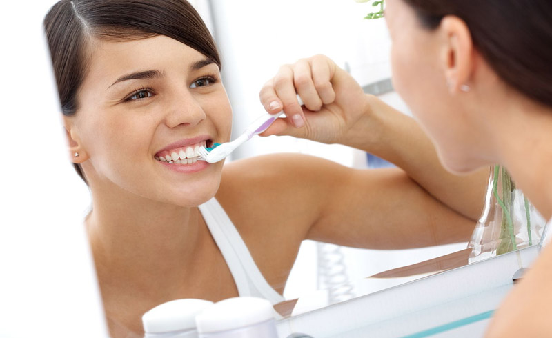 Vệ sinh răng miệng sạch sẽ sau khi ăn