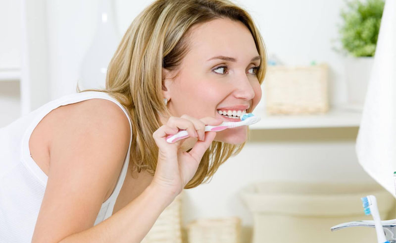 Theo các bác sĩ chuyên khoa, các bạn nên chải răng ít nhất 1 - 2 lần/ngày