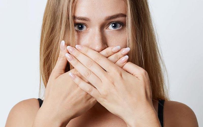 Làm sạch lưỡi thường xuyên có thể giúp cải thiện hôi miệng