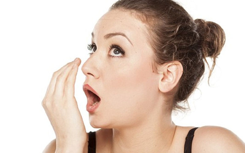 Khi nhận thấy hơi thở có mùi hôi, bạn nên đi kiểm tra sức khỏe răng miệng