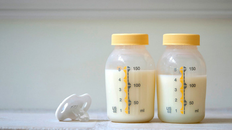 Sữa mẹ là nguyên liệu an toàn giúp da mẹ bỉm sáng đều và sạch mụn