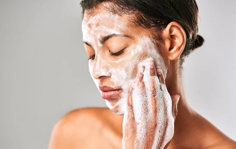 Nhiều người quan tâm quy trình skincare cho da dầu mụn ẩn hàng ngày