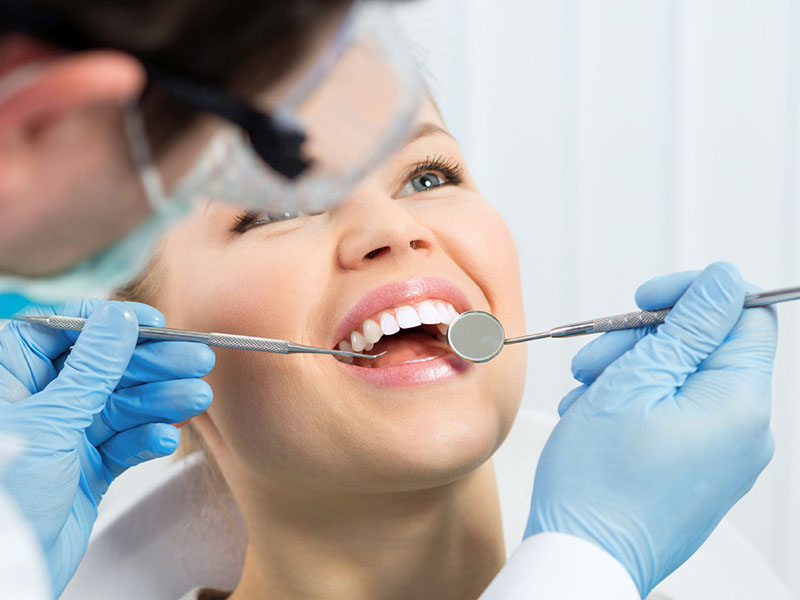 Bạn nên đi khám nha khoa định kỳ 6 tháng/lần để kiểm tra tình trạng sức khỏe răng miệng