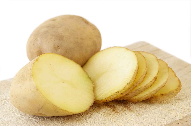 Mặt nạ khoai tây tươi giúp làm sáng và đều màu da