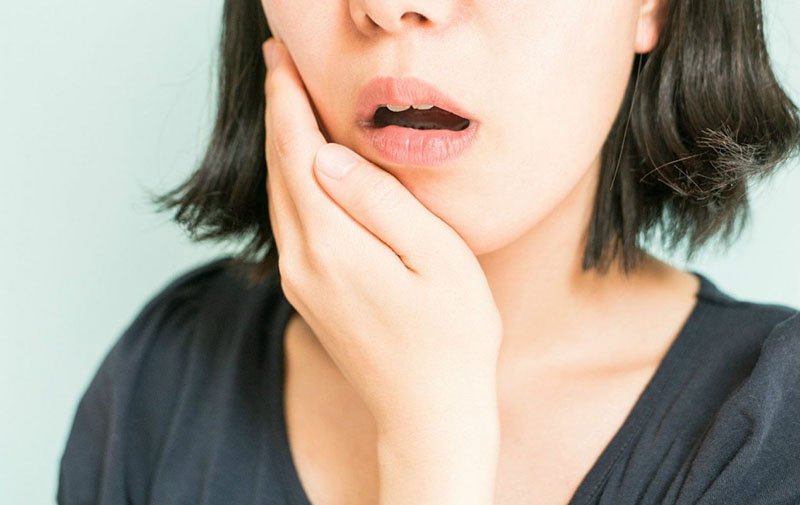 Bị viêm lợi có mủ người bệnh cảm thấy đau răng