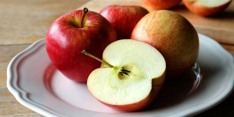 Tiêu thụ táo giúp giảm hôi miệng