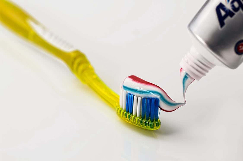 Kem đánh răng cùng lá ổi sẽ tăng khả năng chữa trị hôi miệng