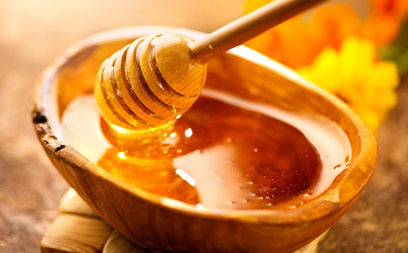Mật ong giúp giảm nhiệt miệng nhờ khả năng tái tạo mô, thúc đẩy chữa lành vết thương lên đến 97%