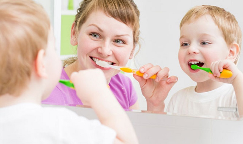 Dạy trẻ đánh răng đúng cách để tránh nguy cơ hôi miệng là vô cùng quan trọng