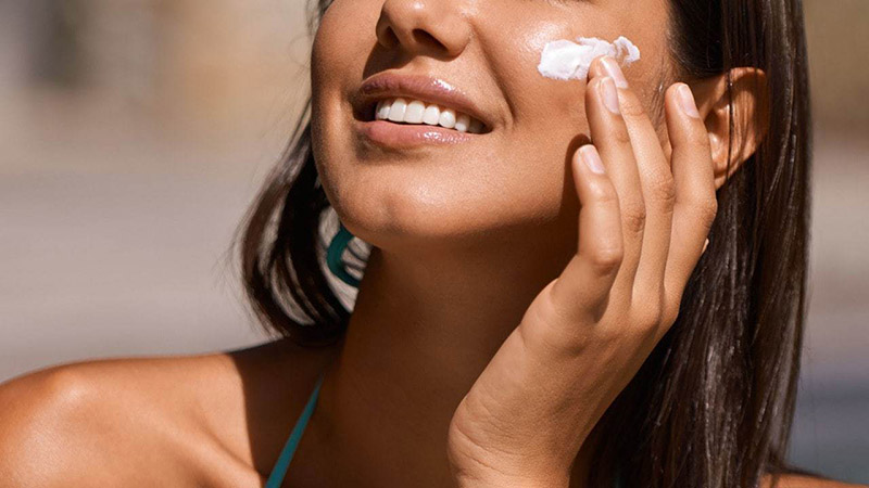 Dùng kem chống nắng quá nhiều hoặc quá ít đều ảnh hưởng đến da