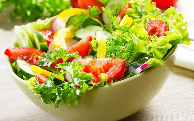 Salad sẽ cung cấp một lượng calories vừa đủ cùng với rất nhiều protein, các loại vitamin