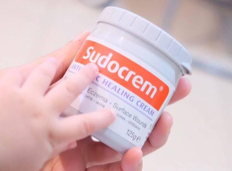 Kem bôi Sudocrem có tác dụng hỗ trợ điều trị chàm sữa cho trẻ sơ sinh khá tốt