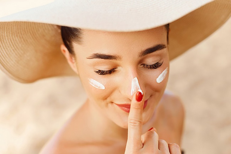 Nên chống nắng cho làn da mỗi khi ra ngoài để bảo vệ da khỏi tác động của tia UV