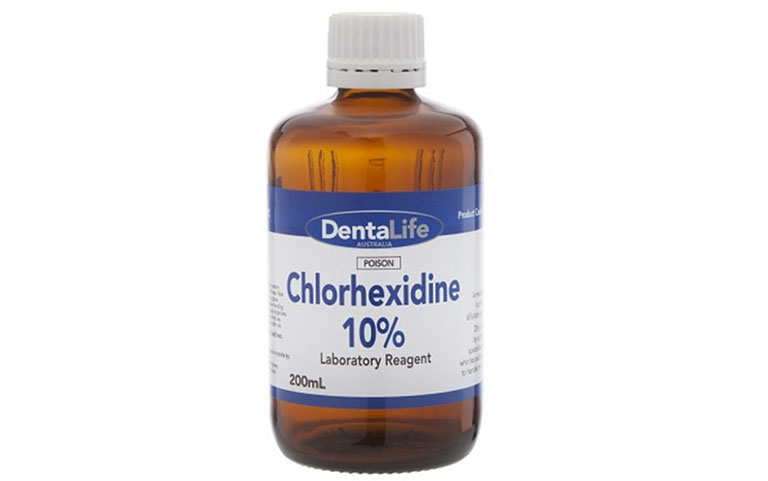 Dùng dung dịch bôi ngoài da Chlorhexidine để điều trị bệnh zona thần kinh