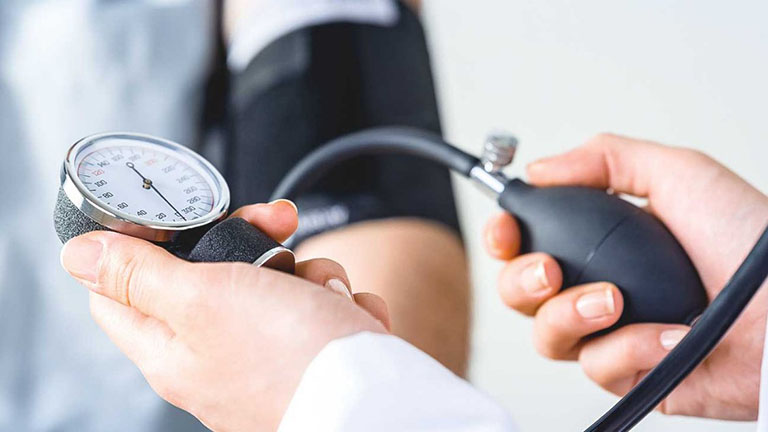 Bệnh nhân bị tiểu đường cần kiểm soát chỉ số huyết áp của bản thân, tránh tình trạng cao huyết áp