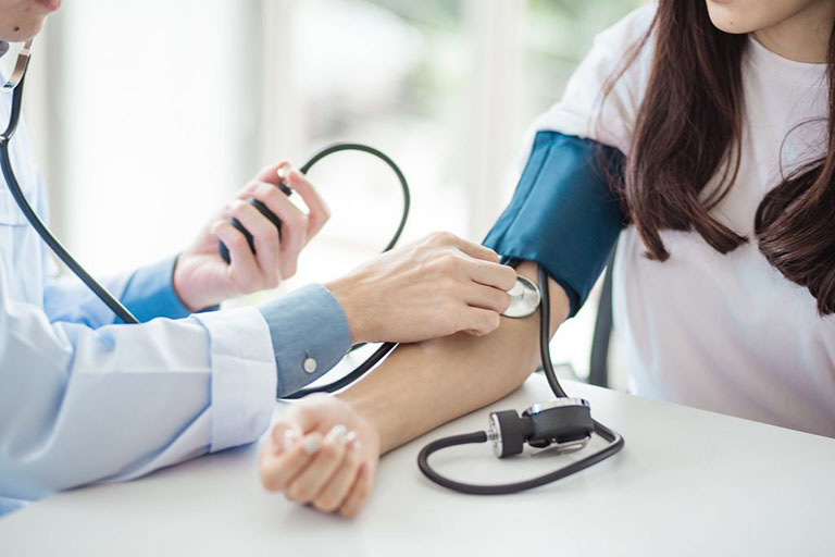 Dùng thuốc điều trị tăng huyết áp theo chỉ định của bác sĩ để đưa chỉ số huyết áp trở về bình thường